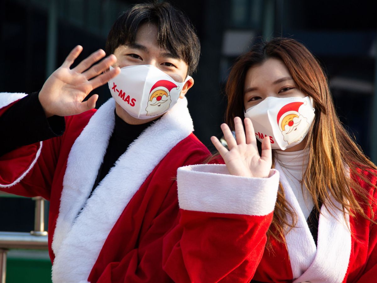 Foto: Dos personas disfrazadas de Santa Claus, en Seúl. (EFE)