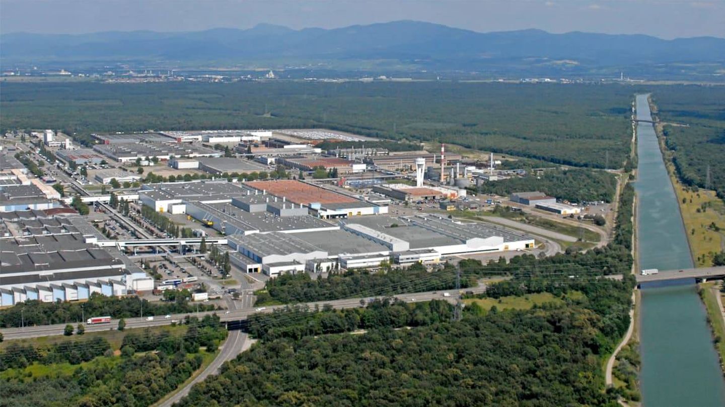 Vista aérea de la fábrica de Stellantis en Mulhouse, que producirá los Peugeot e-308 y e-408.