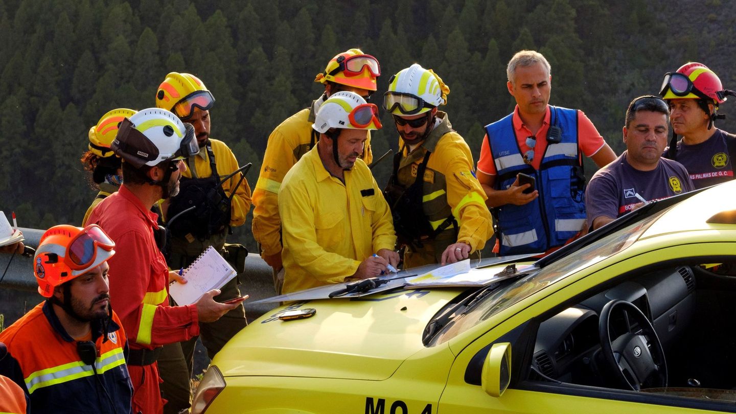 Los bomberos estudian el incendio forestal que se declaró a primera hora de la tarde del sábado en Valleseco. (EFE)