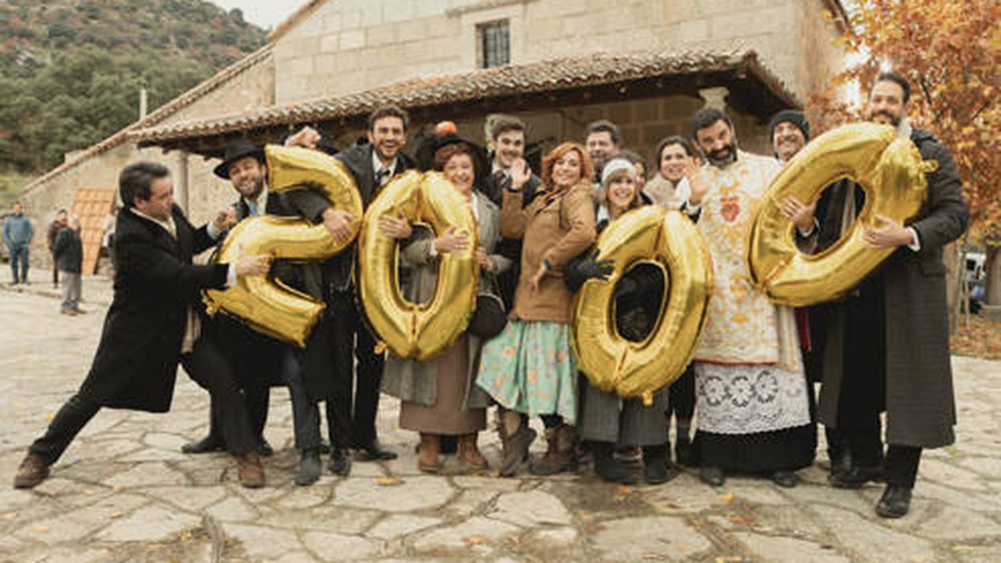 Los protagonistas de 'El secreto de Puente Viejo' celebran sus 2000 capítulos. (Antena 3)