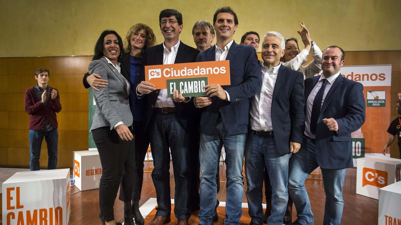Foto: El presidente de Ciudadanos, Albert Rivera (c) presenta junto al candidato de Ciudadanos a la presidencia de la Junta de Andalucía, Juan Marín(3i). (EFE)