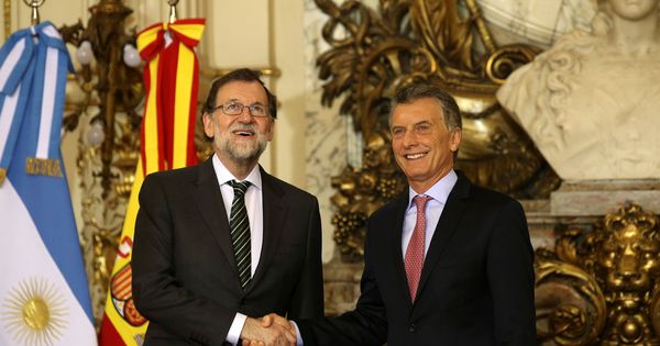 Foto: El presidente del Gobierno de España, Mariano Rajoy (i), posa junto al presidente argentino, Mauricio Macri (d), en la Casa Rosada en Buenos Aires. (Reuters)
