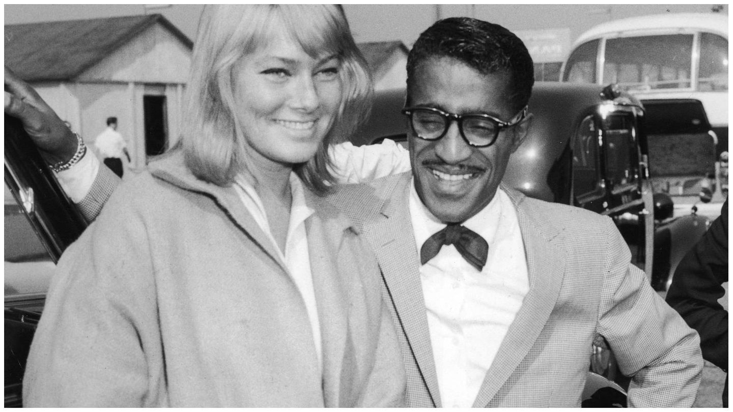 Sammy Davis Jr. y May Britt, en el aeropuerto de Londres en 1960. (Getty)