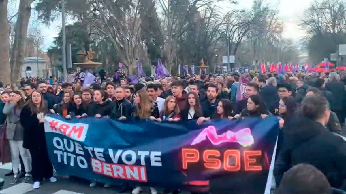 Choque en la marcha feminista por una pancarta con el lema 'Que te vote Tito Berni'