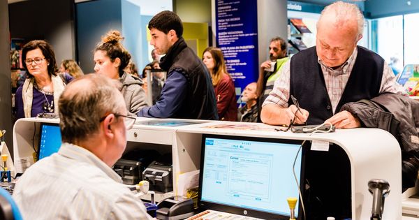 Foto: Numerosas personas acuden a una oficina de correos en Bilbao. (EFE)