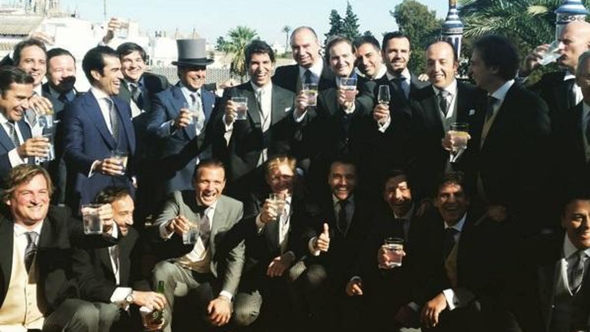 El brindis de Cayetano Rivera y sus amigos antes de la boda con Eva González