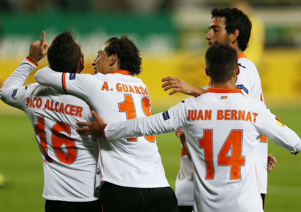 Foto: Los jugadores del Valencia celebran el gol de Alcácer (Efe).