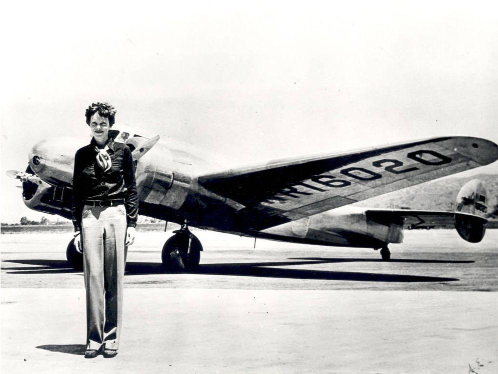 Foto: Amelia Earhart, junto a su Lockheed Electra con el que desapareció en julio de 1937. (Foto: Flickr)