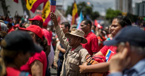 Foto: Simpatizantes del chavismo participan en una marcha que conmemora los 30 años del 'caracazo' este miércoles, en Caracas. (EFE)