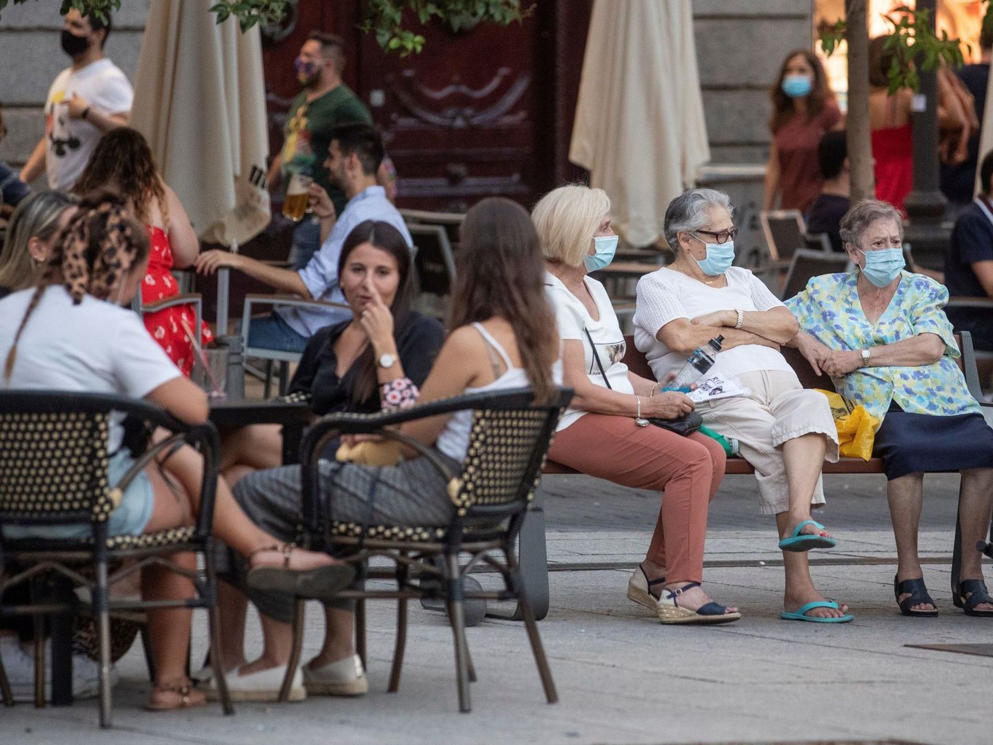 Decenas de personas disfrutan del ambiente de las terrazas de la plaza de Pedro Zerolo, en Madrid. (EFE)