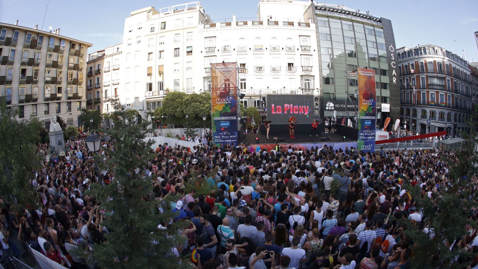 Foto: Cientos de personas, en la plaza de Pedro Zerolo, asisten a la lectura del manifiesto en las Fiestas del Orgullo LGTB. (EFE)
