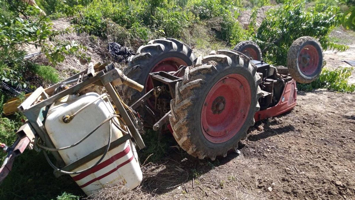 Muere un tractorista en Murcia tras volcar y quedar atrapado bajo el vehículo agrícola