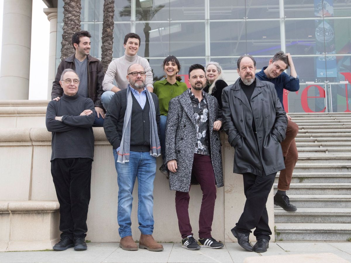 Foto: Guillem Clua, segundo por la derecha, con el reparto de 'Justícia' el pasado mes de febrero (EFE) 