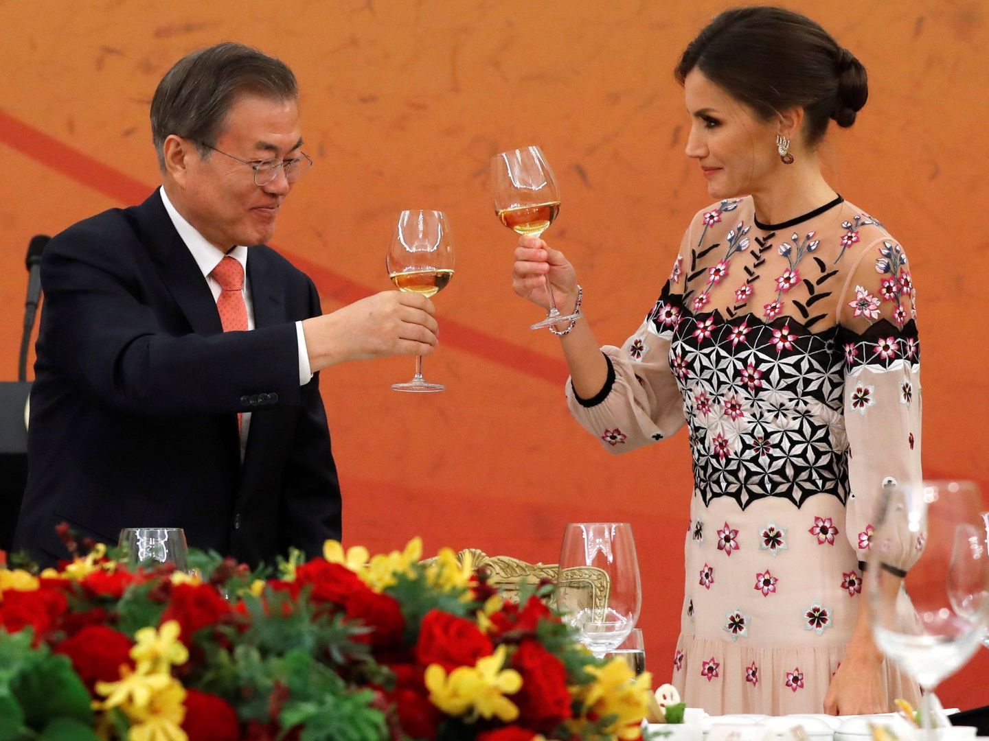 La Reina, brindando con el presidente coreano. (EFE)