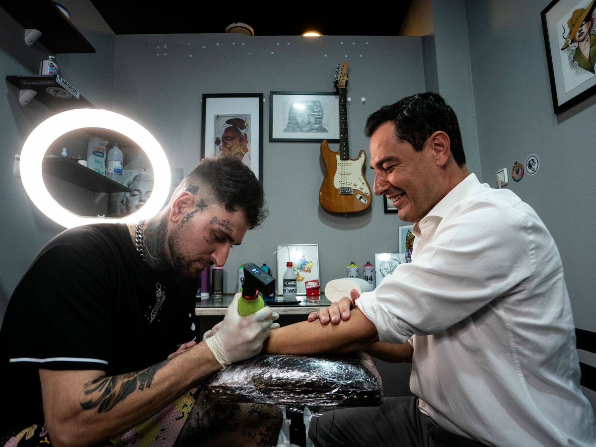 Foto: Juanma Moreno, con el tatuador Javier Pascual en su estudio de Linares. 