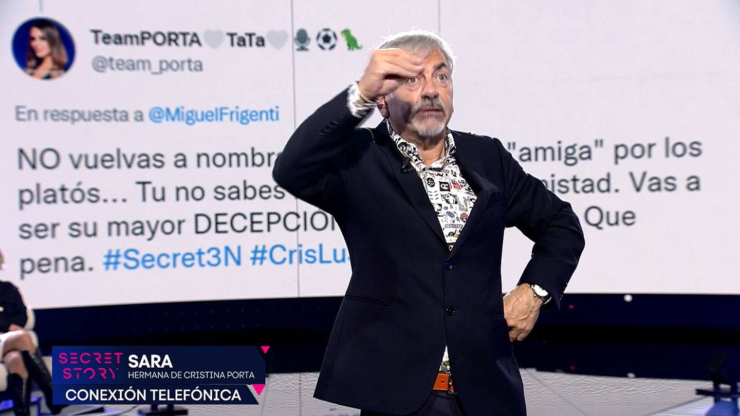 Carlos Sobera, haciendo gestos de que Noa no se calla. (Mediaset)