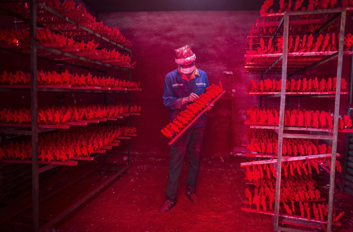 Un trabajador en una fábrica de productos de decoración navideños en Yiwu, China. (Reuters)