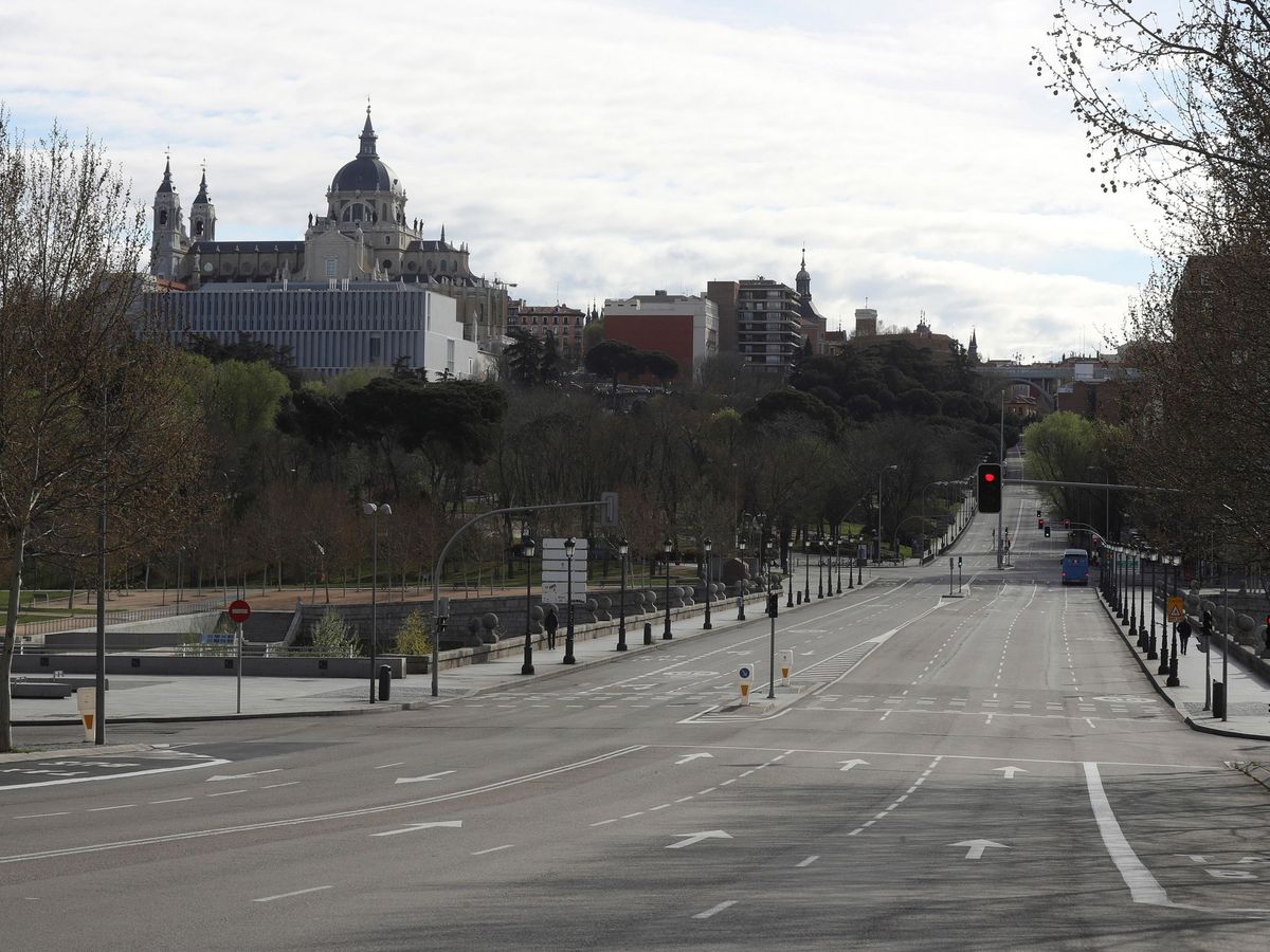 Foto: La calle Segovia de Madrid, vacía durante el estado de alarma. (EFE)