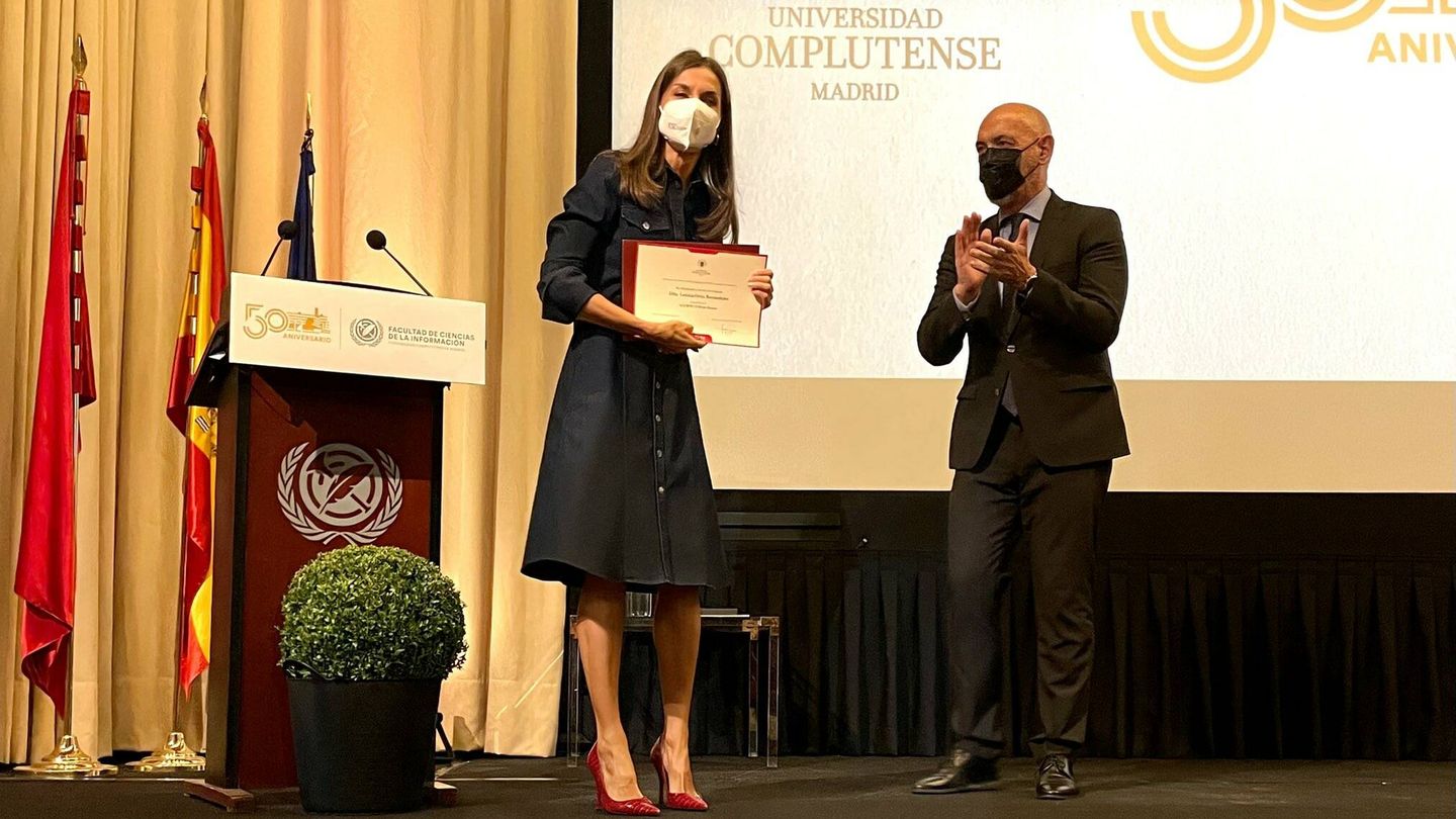 Reina Letizia posa con su diploma de alumna de honor. (Cortesía de un asistente)