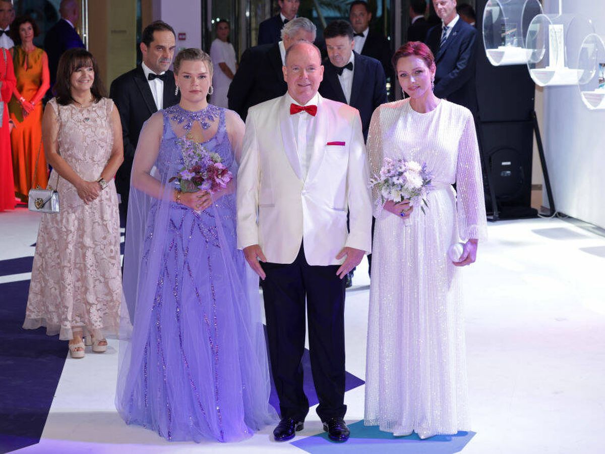 Foto: Alberto de Mónaco, con su esposa y su sobrina en el Baile de la Cruz Roja 2023. (Getty)