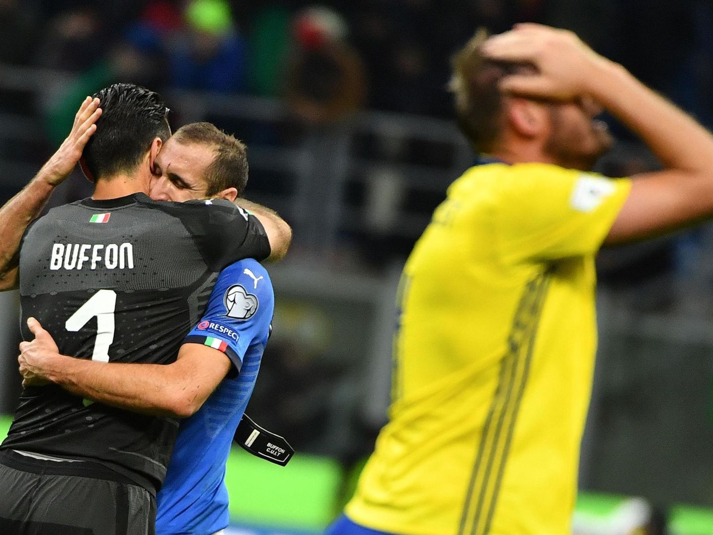 Buffon y Chiellini se lamentan tras quedarse fuera del Mundial de Rusia ante Suecia. (EFE) 
