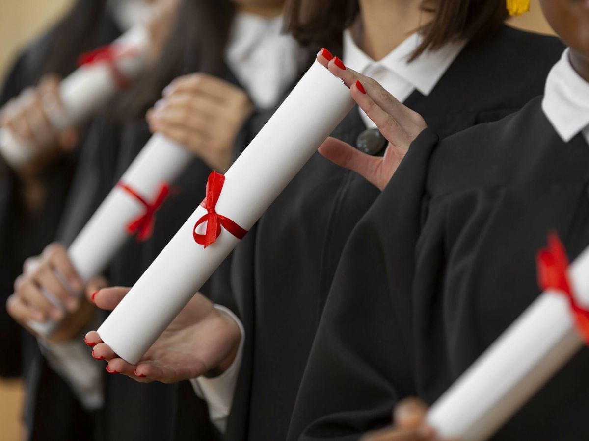 Foto: Un grupo de graduados, con el diploma en la mano. (iStock)