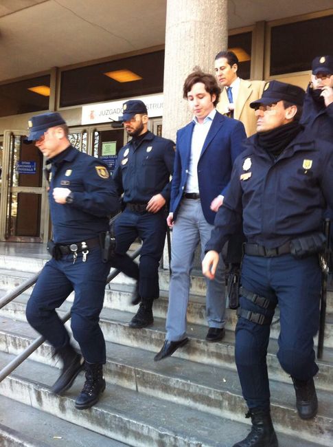 Foto: El pequeño Nicolás, a la salida de los juzgados. (Roberto R. Ballesteros)