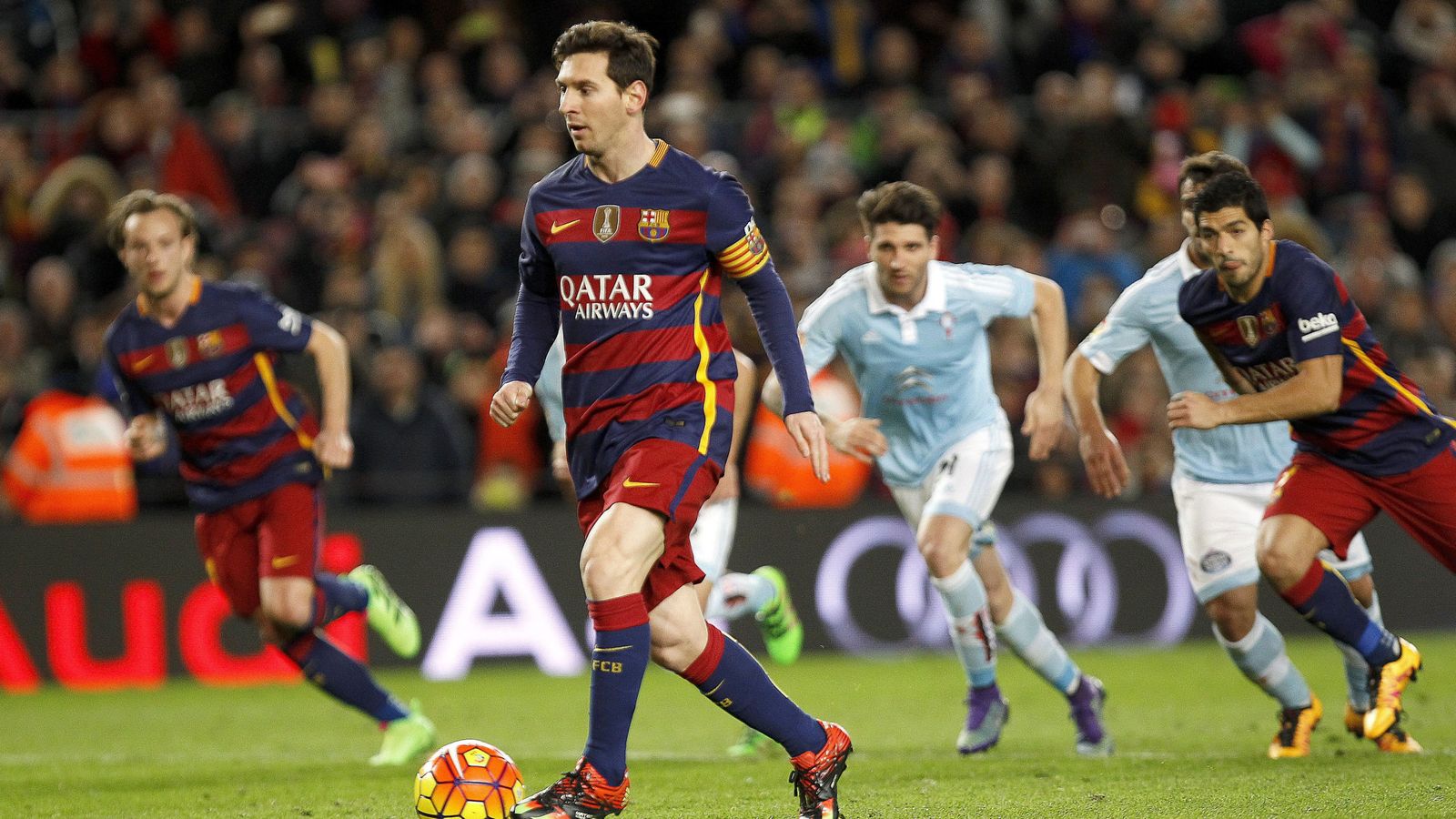 Foto: Messi, en el momento de lanzar el penalti en el que cedió el balón a Luis Suárez. (EFE)