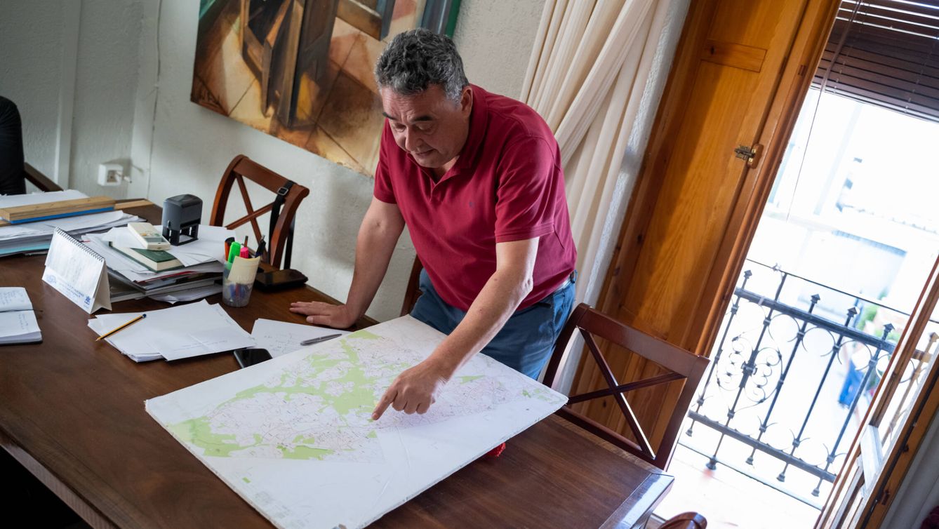 Manuel Mora, alcalde de Lucena del Puerto (Huelva), uno de los municipios del Condado con más hectáreas afectadas y muy próximo al Parque Nacional de Doñana. (A. G.)