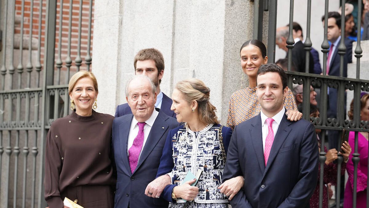 El rey Juan Carlos se reúne con sus hijas en la boda de Almeida: su foto posando en la iglesia