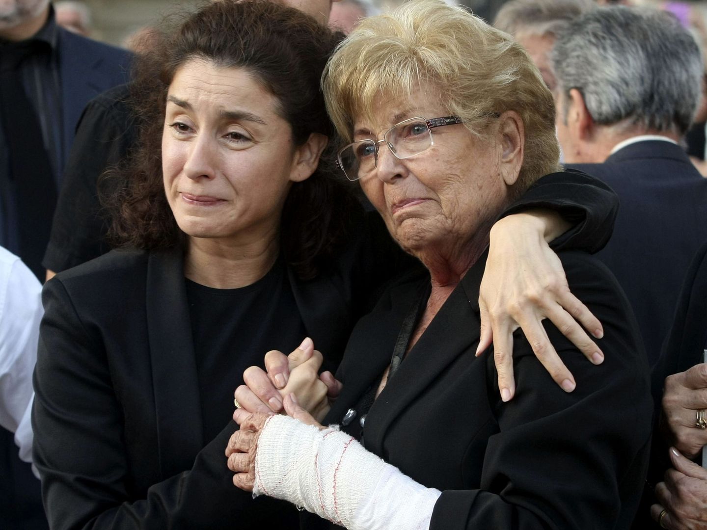 Vanessa y su madre, en el entierro de Manolo Escobar. (EFE)