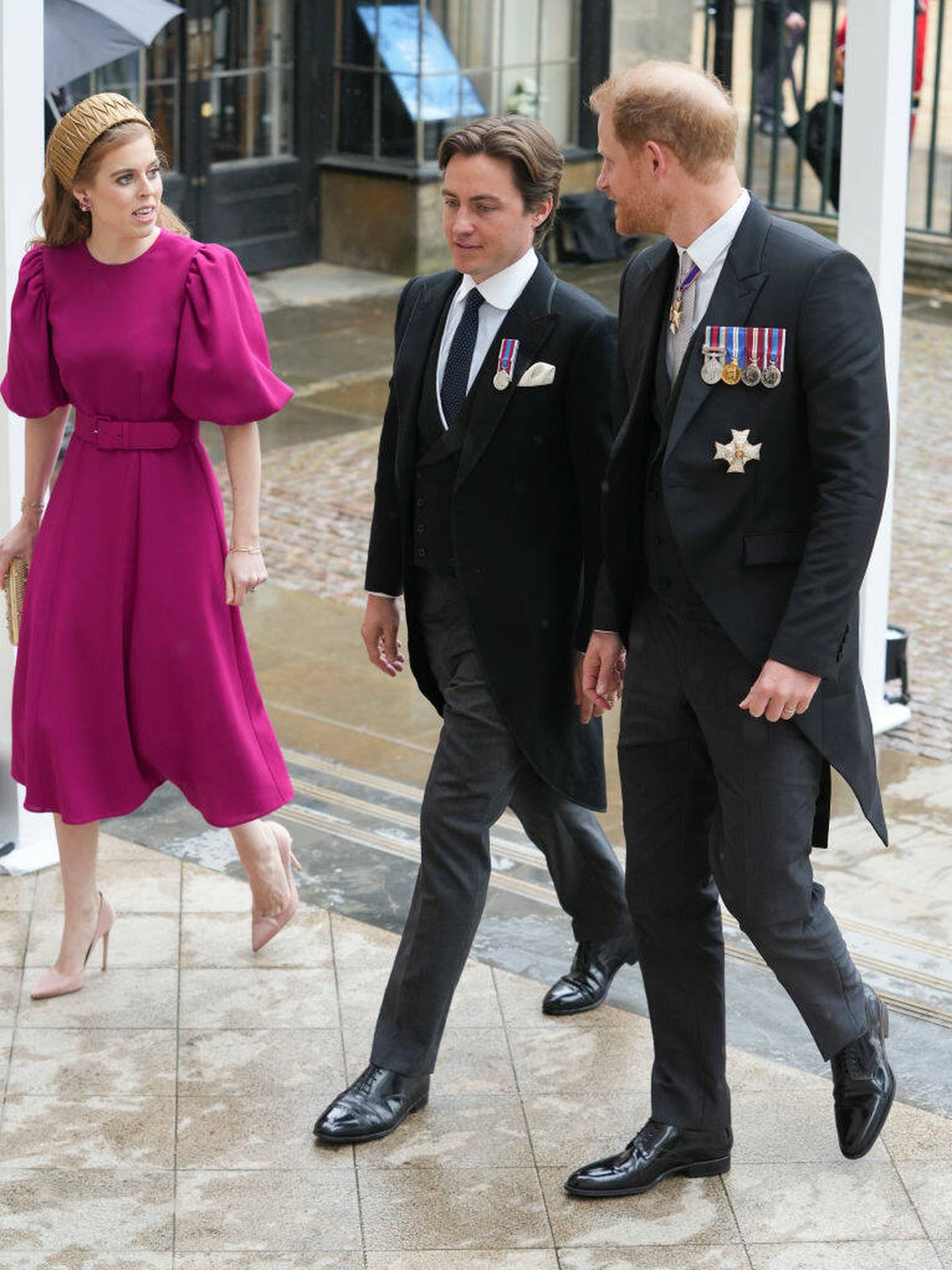 Beatriz de York, acompañada por Edo Mapelli y el príncipe Harry en la coronación de Carlos III. (Getty Images)
