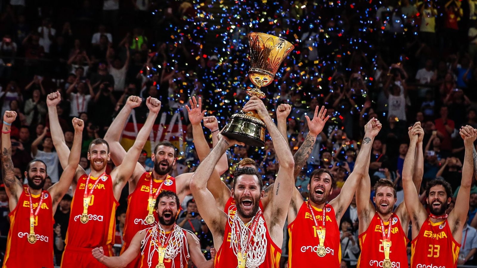 Foto: La Selección española de baloncesto alzando el trofeo de campeones del mundo. (EFE)
