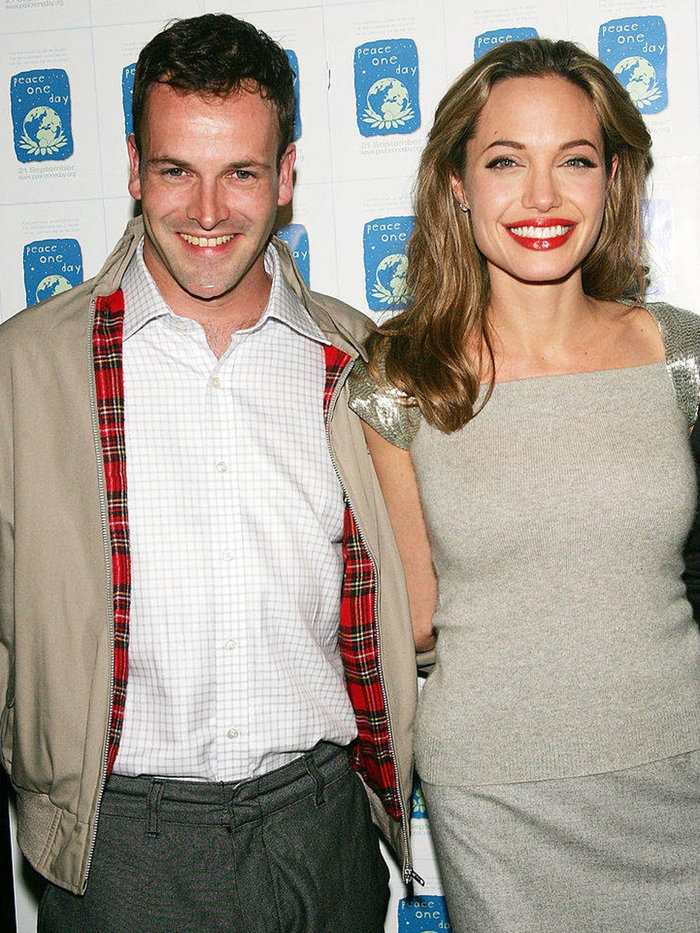 Con su exmarido, Jonny Lee Miller, con quien mantiene una buena relación, en 2005. (Getty)