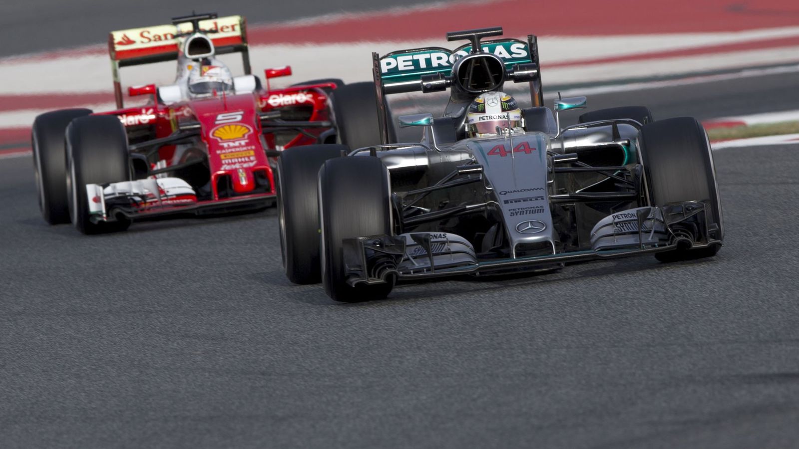 Foto: Lewis Hamilton acelerando por delante de Sebastian Vettel este pasado viernes.