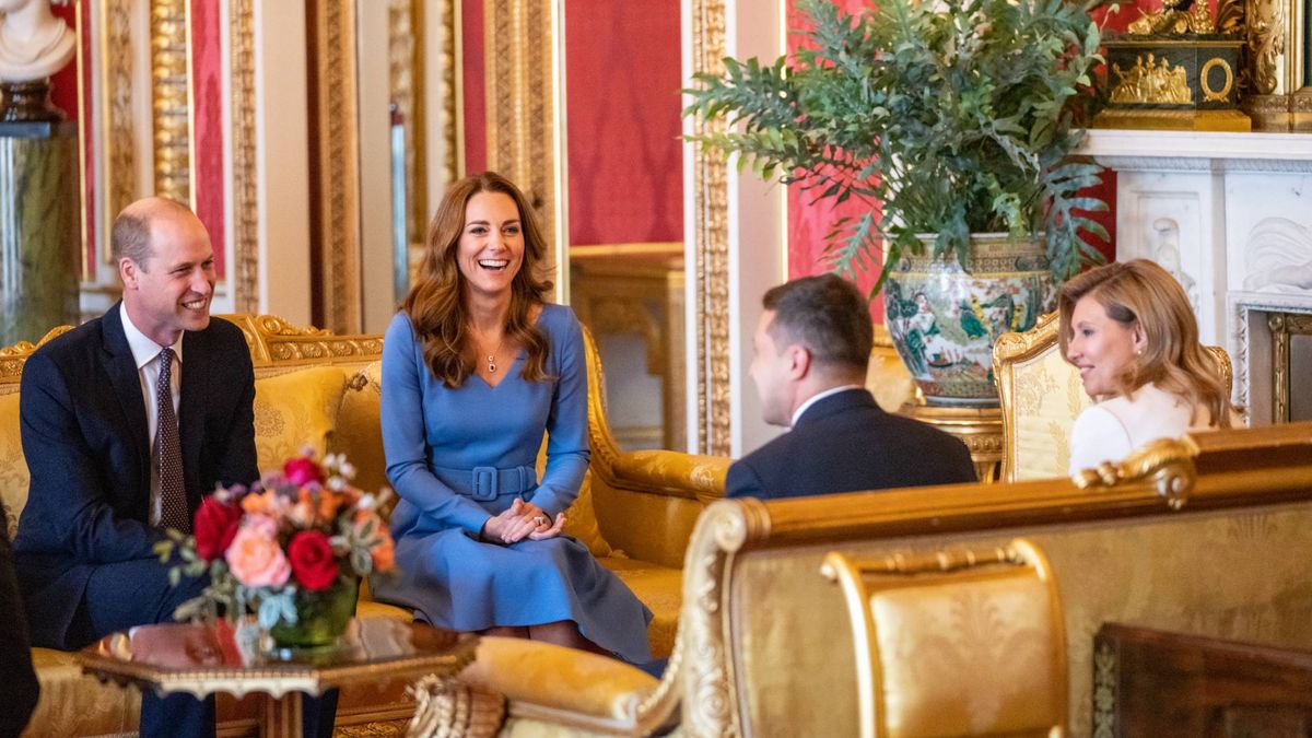 Kate Middleton ejerce de anfitriona en Buckingham con un elegante vestido
