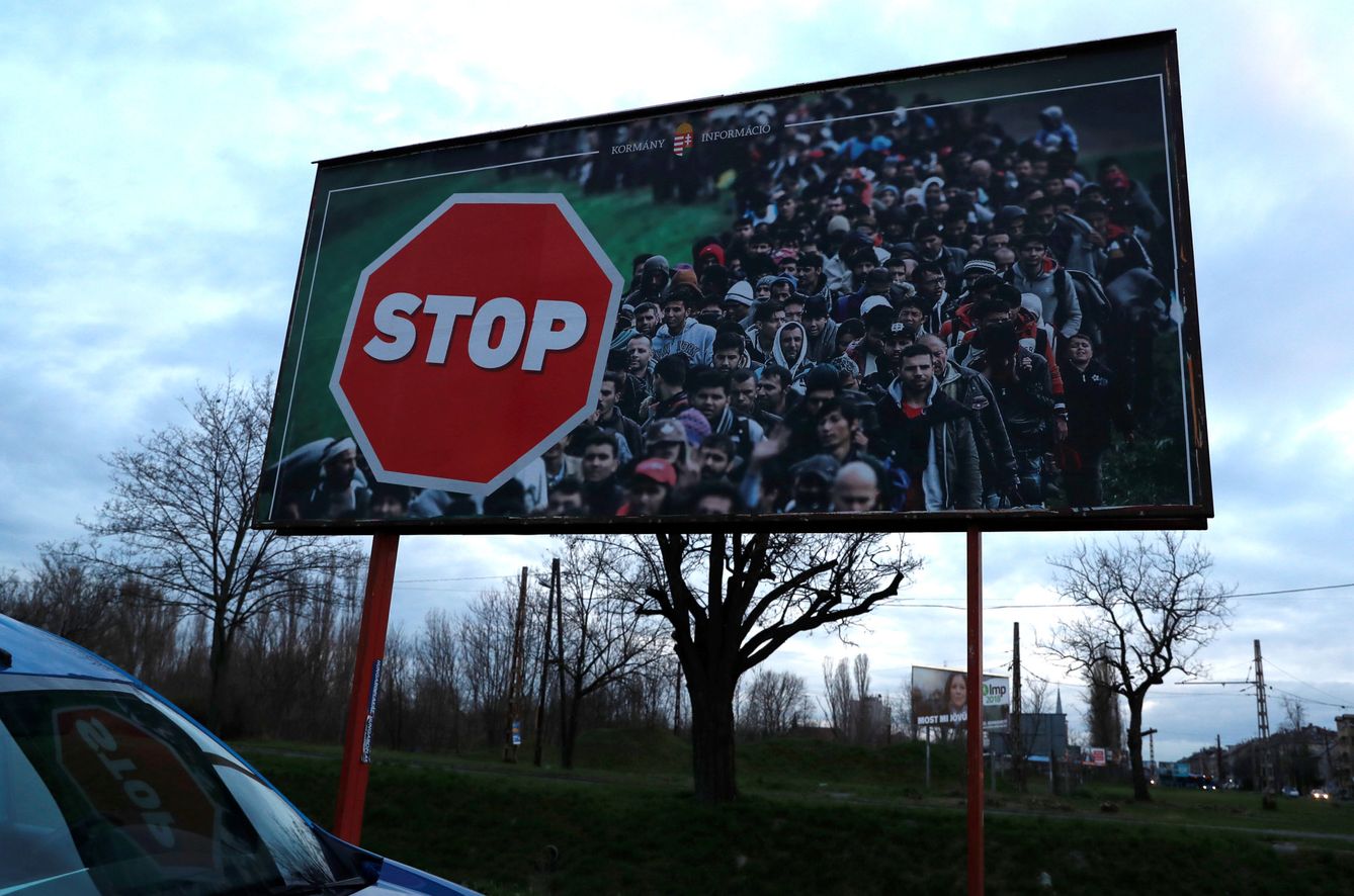 Cartel antiinmigración colocado por el Gobierno húngaro en Budapest, el 5 de abril de 2018. (Reuters)