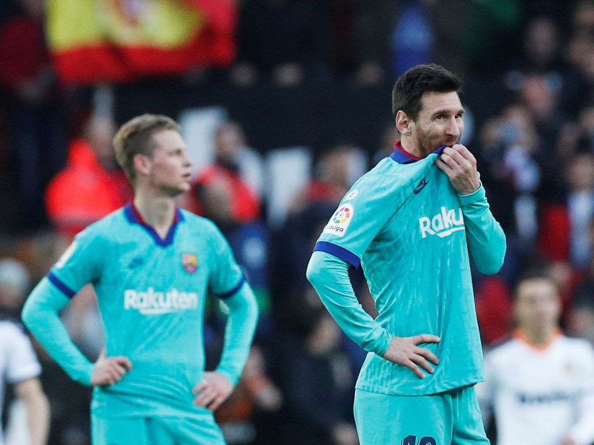Foto: Messi (d), tras el segundo gol del Valencia. (Reuters)