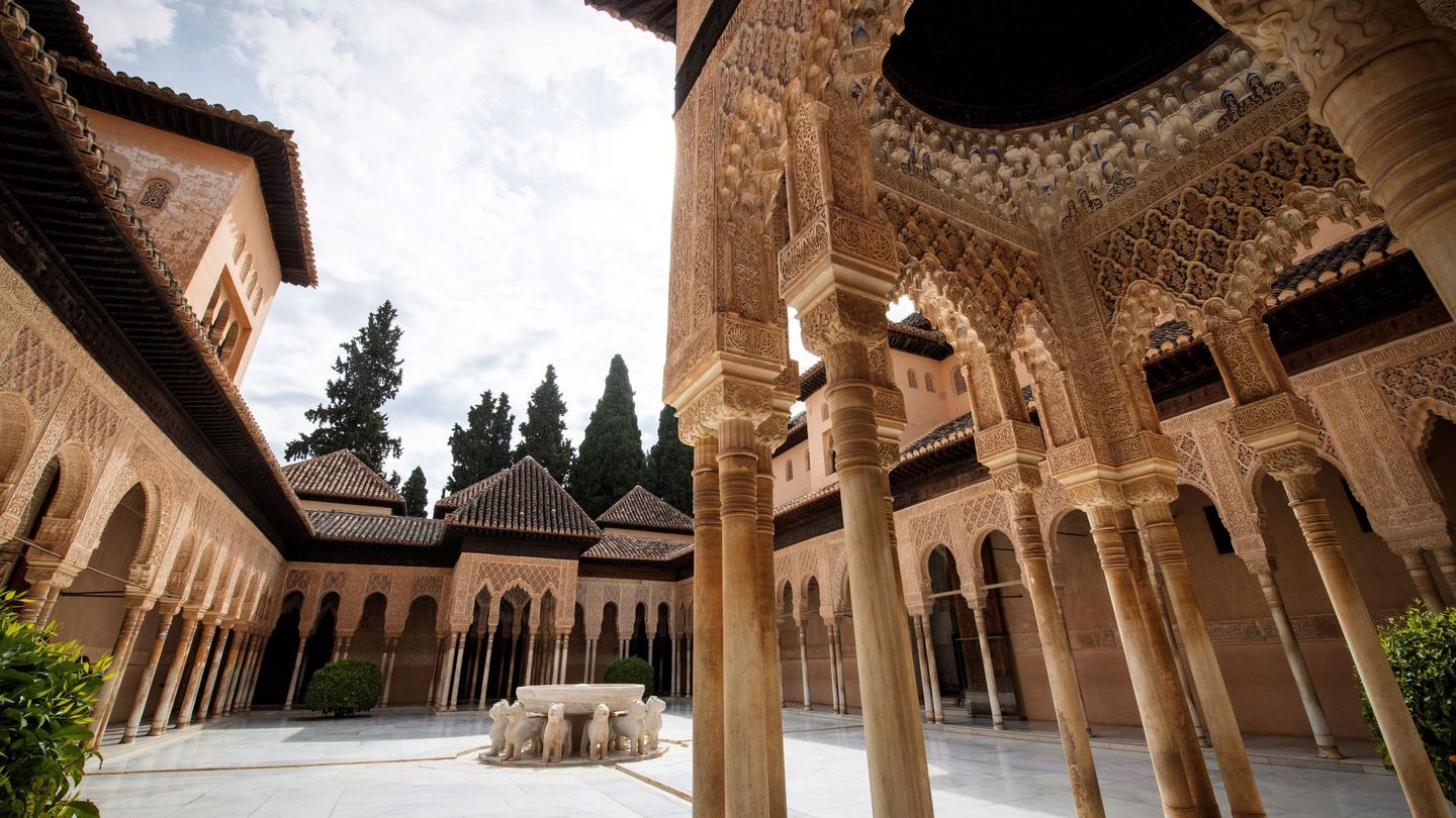 Vista del Patio de los Leones de la Alhambra. (EFE/Miguel Ángel Molina)