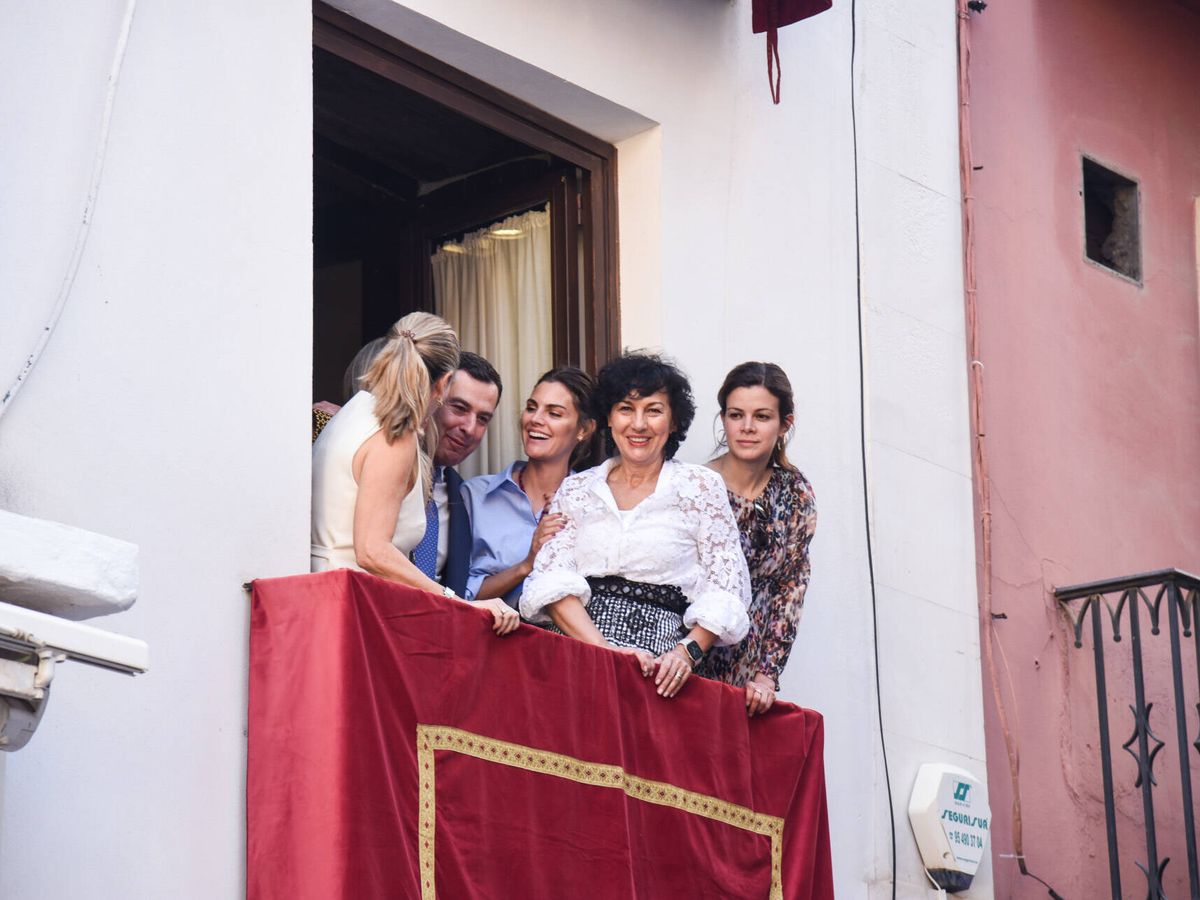Foto: Amaia Salamanca y Juanma Moreno, compartiendo balcón en Sevilla. (Gtres)