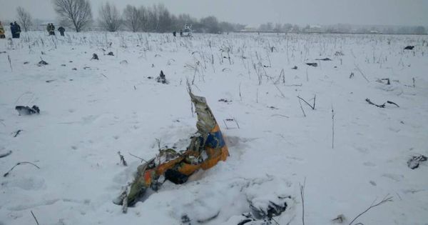 Foto: Restos del avión ruso siniestrado junto a la localidad de Argunovo, en la provincia de Moscú. (Reuters)