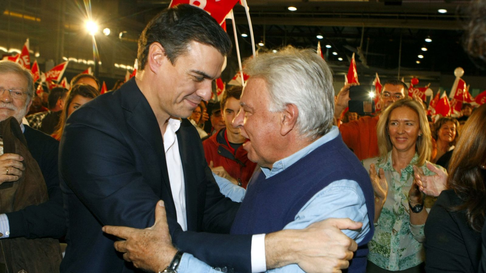 Foto: Felipe González y Pedro Sánchez, en el mitin que compartieron juntos en campaña el pasado 15 de diciembre en Badajoz. (EFE)