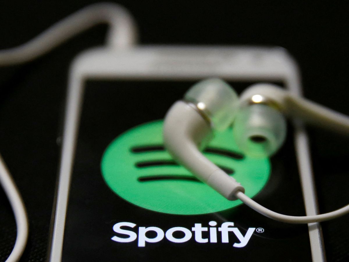 Foto: File photo: earphones are seen on top of a smart phone with a spotify logo on it, in zenica