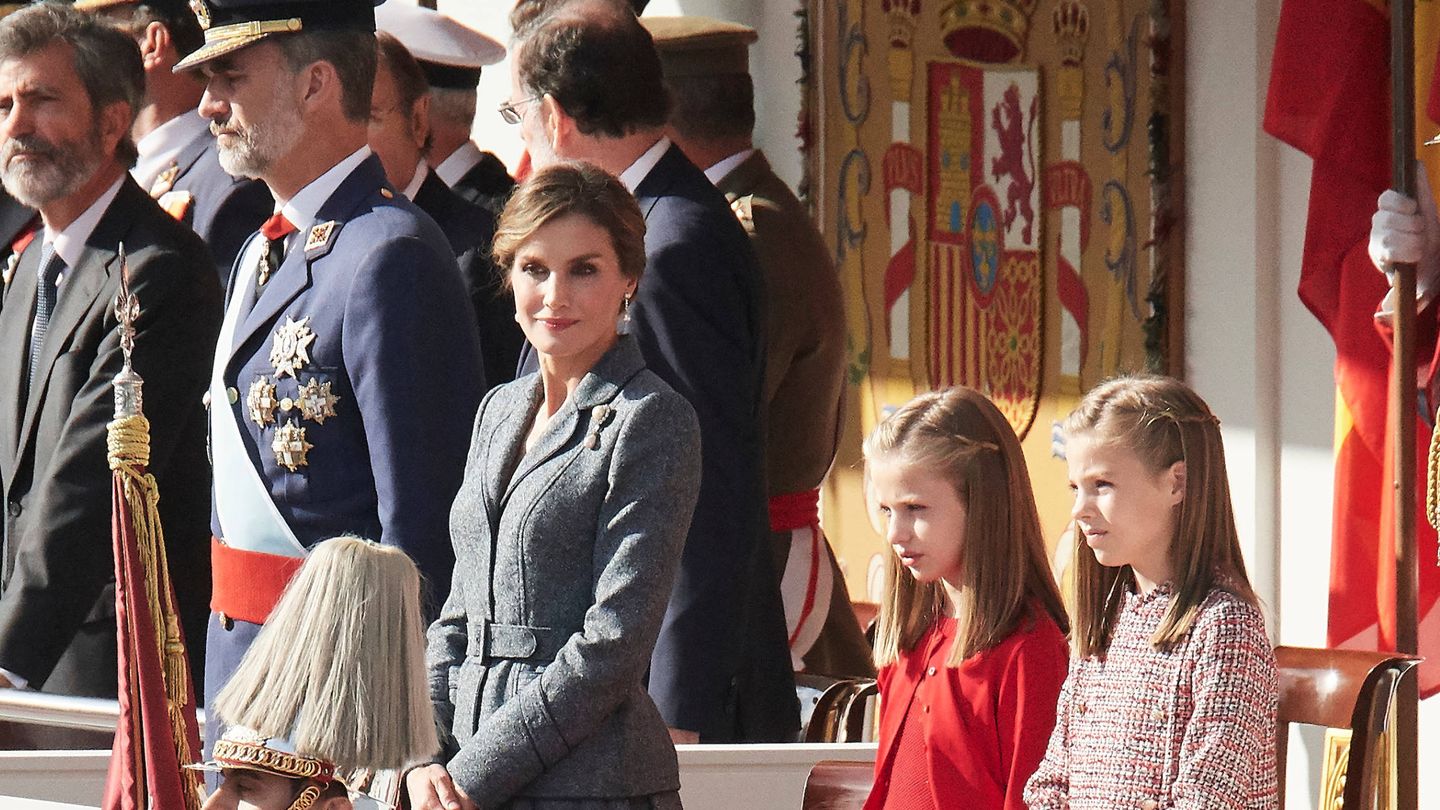 La familia real en el desfile militar del 12 de octubre. (Limited Pictures)