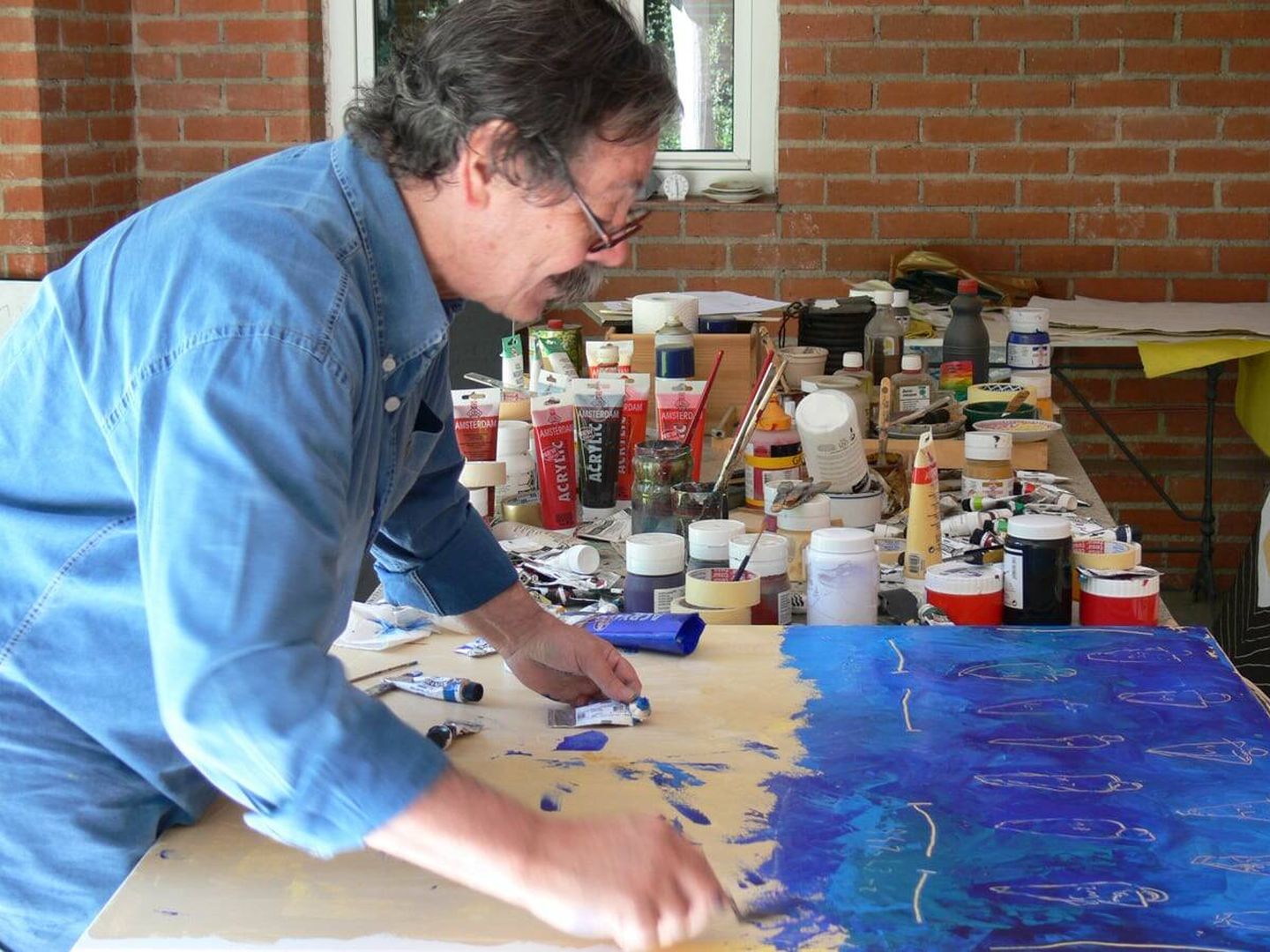 El artista y diseñador Alberto Corazón, trabajando en una de sus obras. ANA ARAMBARRI