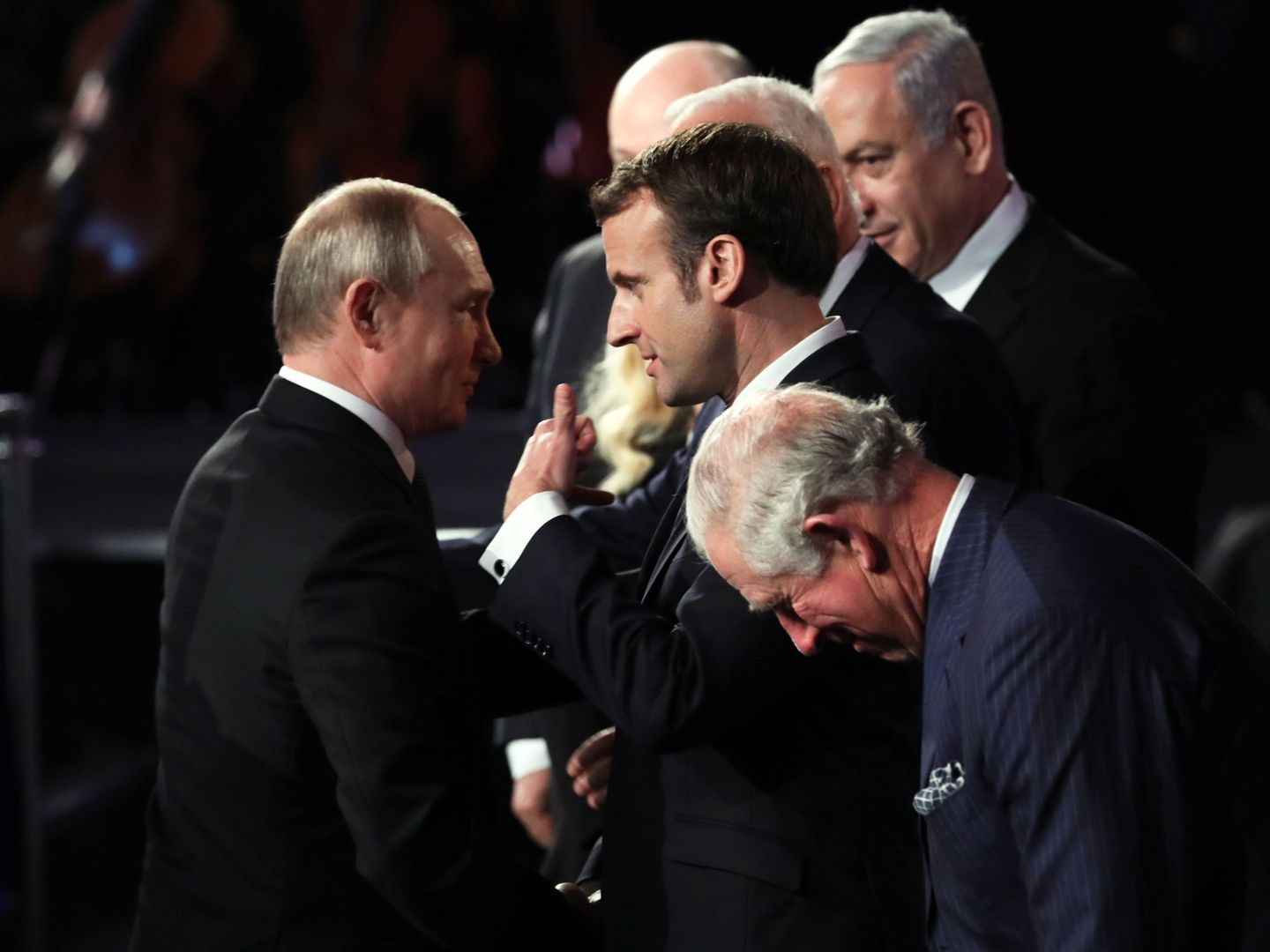 Emmanuel Macron, presidente francés, charla con Vladímir Putin, presidente ruso. (Reuters)