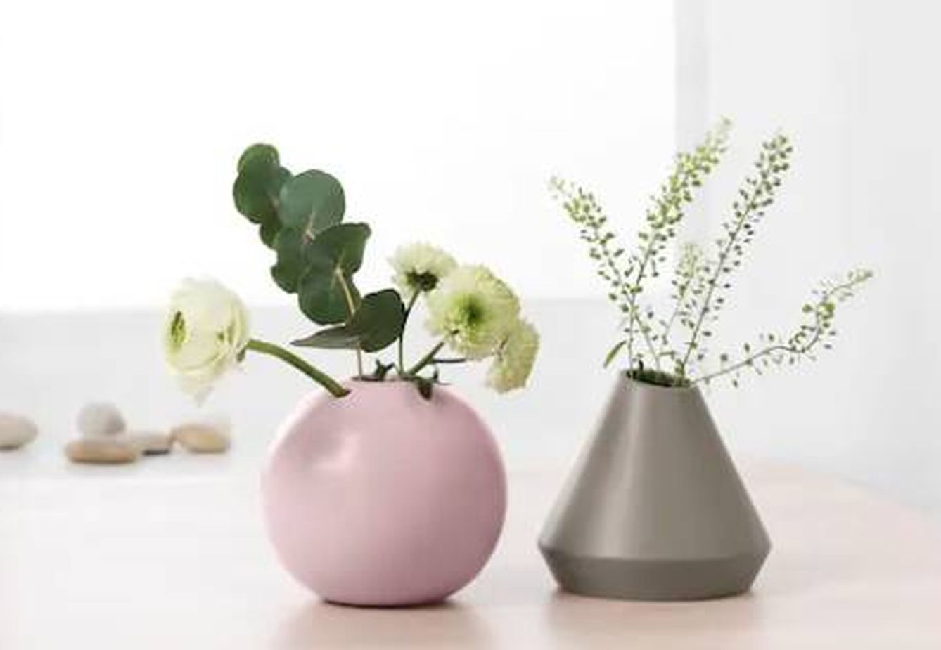 Светло серые вазы. Розовая ваза икеа. Необычные вазы. Вазочки в интерьере. Необычные вазы для цветов.