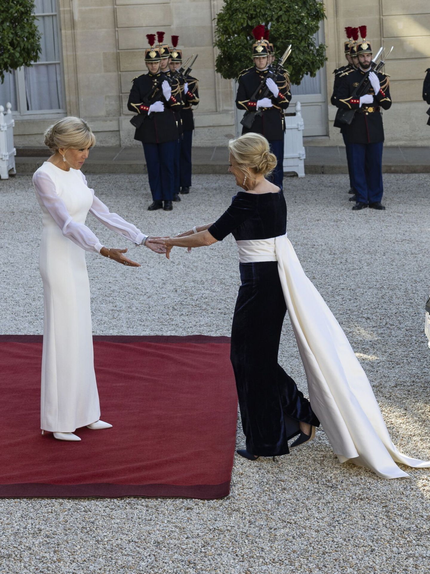 Brigitte Macron y Jill Biden se saludan antes de entrar en el Elíseo. (EFE)