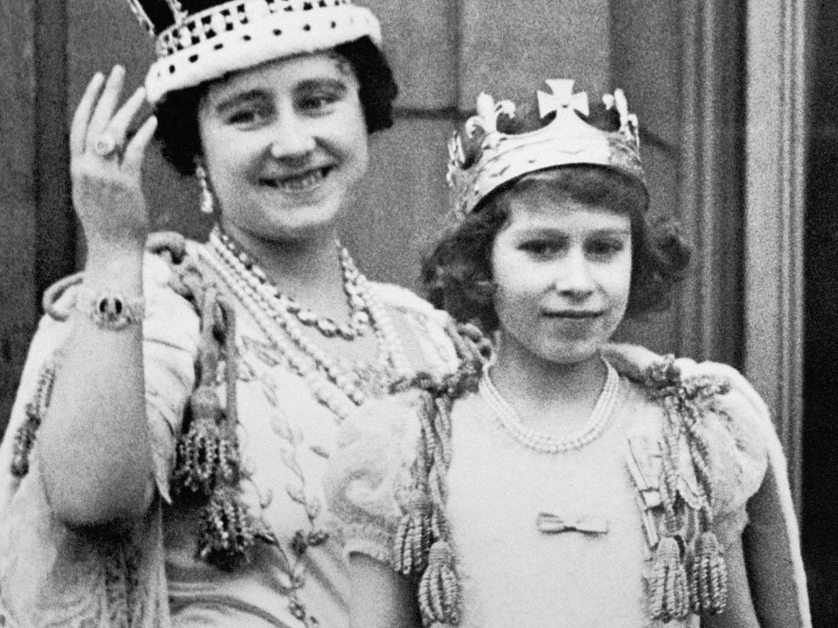 Foto: La reina madre, con su hija (futura Isabel II) en 1937. (Cordon Press)