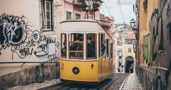 Foto: Uno de los encantos de Lisboa son sus tranvías, pero esconde mucho más. (Unsplash)
